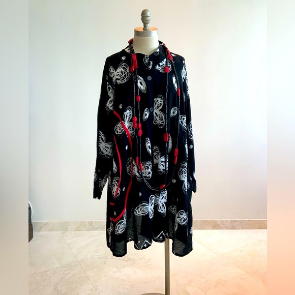 Lotus Black and White Patterned Flared Tunic with Red Accents 1X - Picture 3 of 8